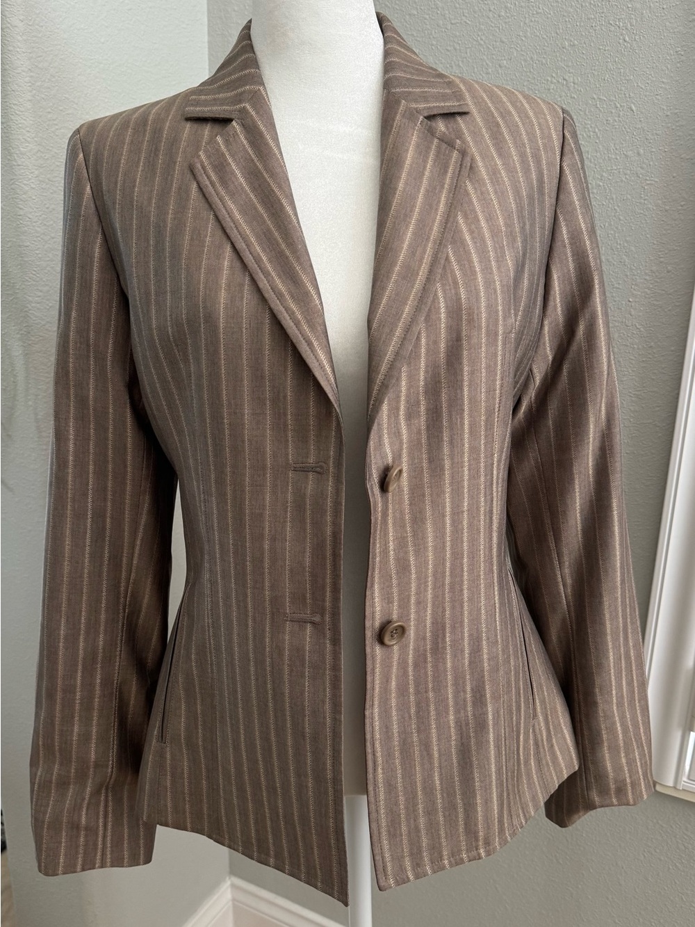 Express women’s blazer taupe/tan striped size 4 wool/silk blend suit jacket EUC